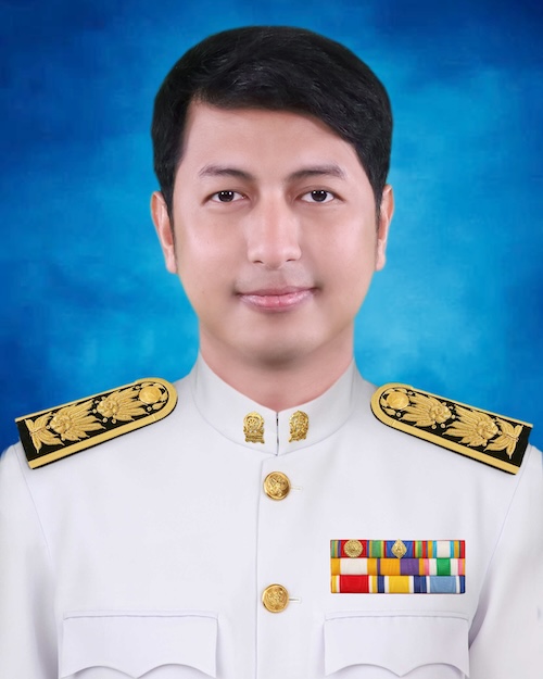 นายพัชรพงษ์ เพ็งผจญ